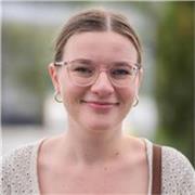 Profesora de inglés nativa, titulada en traducción e idiomas, con certificación TEFL. Especializada en inglés académico, inglés de negocios y en la preparación de exámenes