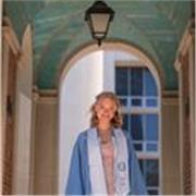 Profesora de inglés amable y entusiasta con certificación Cambridge.
