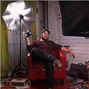 Profesor de fotografía en diferentes niveles y áreas, tanto para alumnos que desean aprender composición desde cero, cómo personas que deseen desarrollarse aún más en iluminación y lenguaje