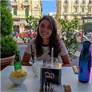 Laureata con lode in mettere, diploma con il massimo dei voti al liceo linguistico, certificazioni in 3 lingue straniere (livello C1 in inglese)
