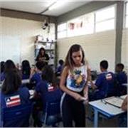 Demonstrando o meu amor pela disciplina (matemática) inserindo-a no contexto diário do aluno, exemplos do cotidiano que a matemática está inserida. Enxergo o aluno como humano, que além da minha disciplina, tem um externo influente. Com isso, busco ser ju