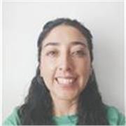 Profesora de música con estudios de canto lírico, estudiando máster de Musicoterapia en la ESMUC en BCN
