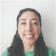 Profesora de música con estudios de canto lírico, estudiando máster de Musicoterapia en la ESMUC en BCN