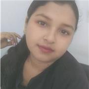 Profesora de castellano imparte clase a niños de primaria