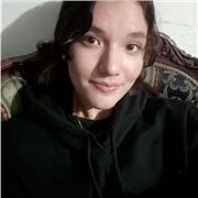 Profesora de música que imparte clasws a niños de básica primaria