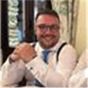 Profesor resolutivo y con interés hacia los alumnos