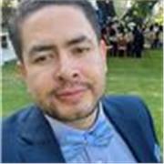 Profesional titulado, nativo de la lengua castellana y escritor creativo y científico con gran gusto de enseñar letras.