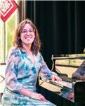 Professora amb titulació de grau superior i postgrau, especialitat en piano i pedagogia. amplia experiència i professionalitat