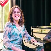 Profesora titulada con Grado Superior, Postgrado y Máster. Amplia experiéncia y profesionalidad