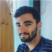 Hombre irlandés con años de experiencia trabajando con adolescentes, tanto como profesor de inglés como entrenador de baloncesto.