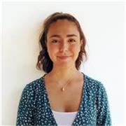 Profesora titulada con el C2 de Cambridge en Inglés y graduada de un doble grado en Ciencias Políticas y Economía en EEUU.