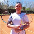 Istruttore tennis impartisce lezioni a adulti e bambini