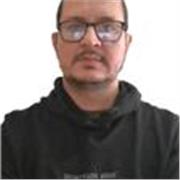 Me defino como un profesor de música paciente, dinámico y adaptable, cuyo objetivo es transmitir la pasión por el arte de forma pá