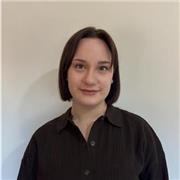 Trasformo l’inglese da materia scolastica a strumento reale di comunicazione, insegnandolo con passione, metodo e risultati.