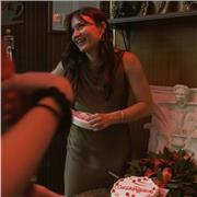 Laureata in Lettere moderne e Filologia moderna impartisce ripetizioni di latino. In presenza (a Napoli) o da remoto.