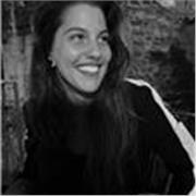 Ciao, sono Alice, Senior designer che può aiutarti con lezioni pratiche, concrete e orientate allo studio della UX