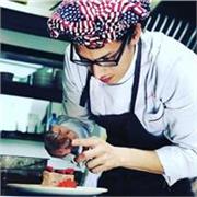 Doy clases de Español y también doy clases de cocina mediterránea (Paellas, ensaladas, pastelería), y de informática básica