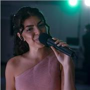 Laureata in canto pop-rock, offre lezioni di canto, teoria e armonia, pianoforte e solfeggio