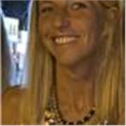 Profesora de inglés imparte clases a ninños/as