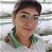 Microbióloga dicta clases de Química y Biología
