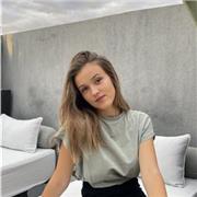 Jeune étudiante proposant son aide pour les devoirs de vos enfants