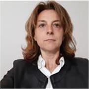 Docente di economia impartisce lezioni di economia aziendale