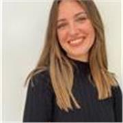 Profesora de educación primaria que imparte clases a alumnado de 6 a 12 años de todas las materias troncales y de inglés