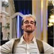 Me definiría como una persona apasionada por el deporte, el movimiento y la enseñanza. Me gusta motivar a las personas a superarse