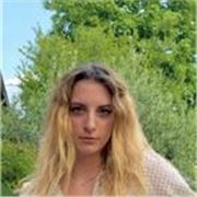 Giovane laureata in lingue impartisce lezioni di grammatica e letteratura inglese a studenti di scuole medie, superiori e uni
