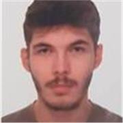 Ragazzo giovane universitario con buona conoscenza dell'inglese e corso First completato