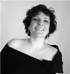 Cantante d'opera professionista, diplomata in conservatorio e con ventennale esperienza in ambito teatrale, insegno tecnica e repertorio vocale a tutti i livelli. metodologia personalizzata in base alle tue necessità!