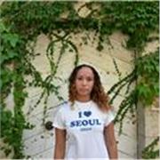 Profesora paciente y creativa que enseña inglés a niños con clases dinámicas.
