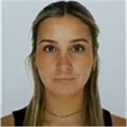 Soy una profesora joven que enseña inglés para que lo entiendas de verdad