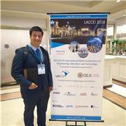 Profesor de Universidad imparte clases para estudiantes nivel colegio y universidad