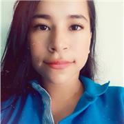 Profesora de escritura y español imparte clase a niños de todas las edades