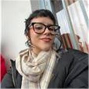 Profesora particular con bachillerato de artes plásticas que a la vez participa en obras musicales