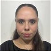 Paciente y comprensiva con niños en tareas escolares 