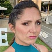 Docente di lettere impartisce lezioni per studenti della scuola secondaria di primo grado