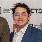 Profesor de matemáticas, física y filosofía para alumnos de ESO y bachillerato con gran flexibilidad horaria y clases adaptadas