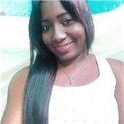 Profesora de artística imparte clases a niños para mejorar la motricidad y la creatividad de los mismos