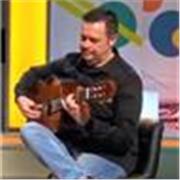 Profesor titulado en Guitarra española o clásica, con amplia experiencia ( 25 años) y también ofrezco clases de Bandurria.