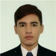 profesor de informática imparte clases a niños de todas las edades