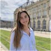 Soy profesora de Inglés desde hace 5 años. 

Actualmente vivo en Barcelona y tengo 28 años