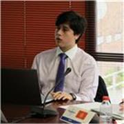 Profesor joven con mucho gusto por enseñar a cualquier edad