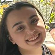 ragazza diplomata impartisce ripetizioni e aiuto compiti