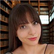 Professora de Inglês com +10 anos de experiência em aulas comunicativas online e presenciais