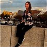 Studentin, die Deutsch als Fremd- oder Zweitsprache unterrichtet