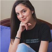 Profesor de español que imparte clases a personas de todas las edades