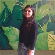 Ragazza di 27 anni laureta in scienze ambientali con esperienza come insegnante di scuola primaria ed educatrice alle scuole medie