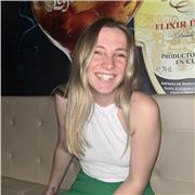 Soy Elena y tengo 19 años. Estudio el Grado de Traducción en Valencia en el idioma inglés, y me gustaría impartir clases a los niños adaptándome al nivel que necesiten y poder enseñarles sin que se les haga pesado